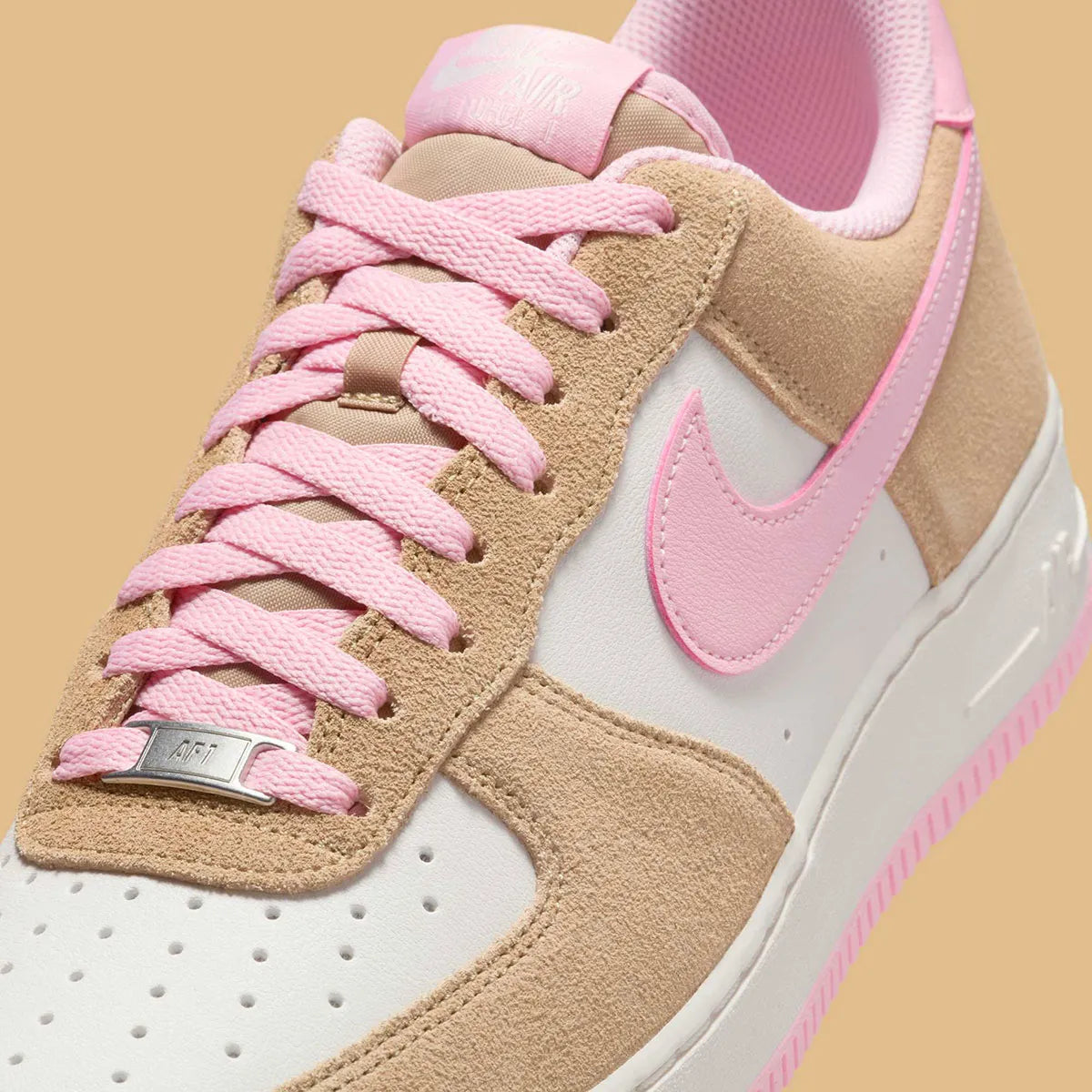Sneakers Nike Air Force 1 Low 07 LV8 beige Rattan et rose Soft Rose en cuir premium avec amorti Air iconique