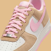 Sneakers Nike Air Force 1 Low 07 LV8 beige Rattan et rose Soft Rose en cuir premium avec amorti Air iconique