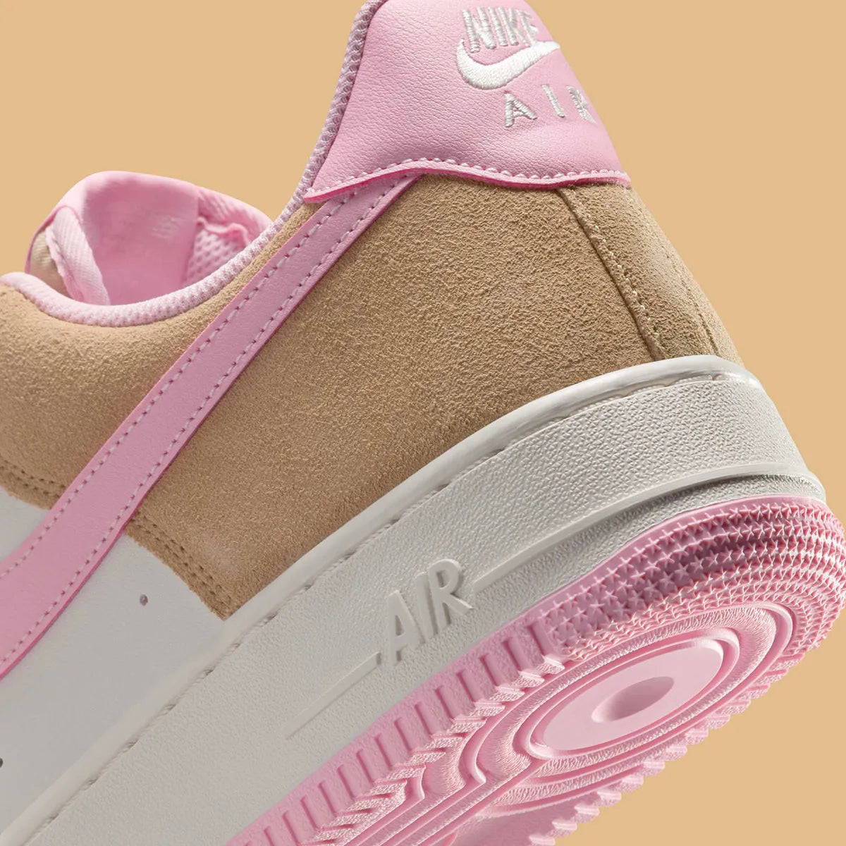 Sneakers Nike Air Force 1 Low 07 LV8 beige Rattan et rose Soft Rose en cuir premium avec amorti Air iconique