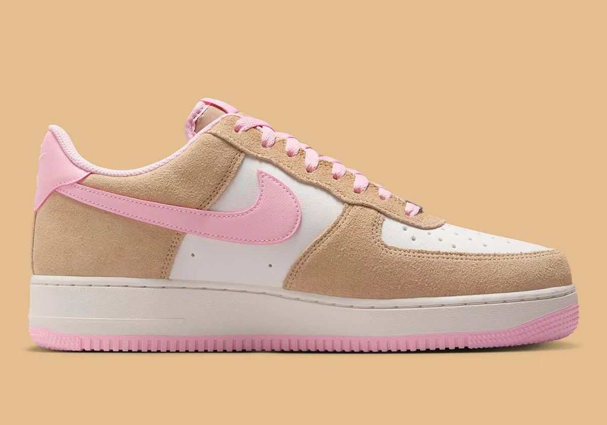 Sneakers Nike Air Force 1 Low 07 LV8 beige Rattan et rose Soft Rose en cuir premium avec amorti Air iconique
