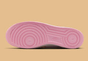 Sneakers Nike Air Force 1 Low 07 LV8 beige Rattan et rose Soft Rose en cuir premium avec amorti Air iconique