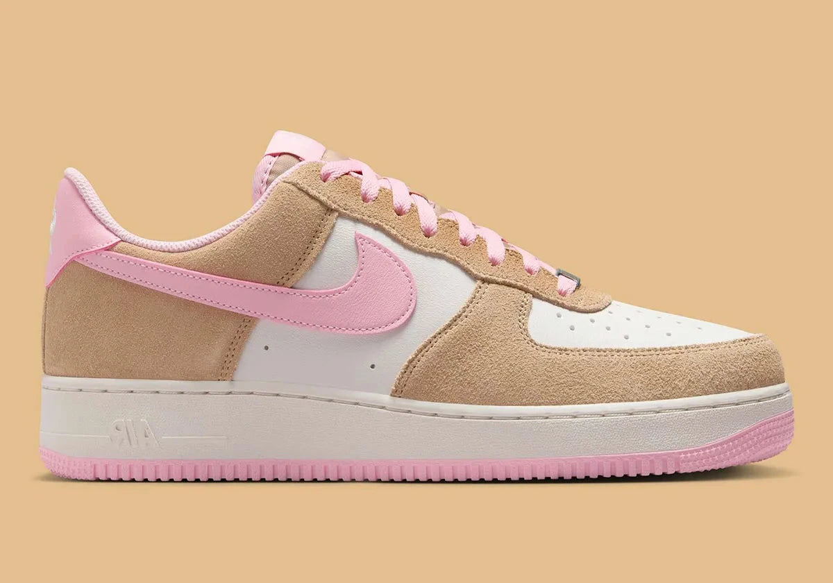 Sneakers Nike Air Force 1 Low 07 LV8 beige Rattan et rose Soft Rose en cuir premium avec amorti Air iconique