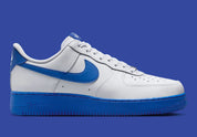 Nike Air Force 1 Low 07 White Game Royal 2026 en cuir blanc avec détails bleus et semelle Nike Air iconique. vue de profil