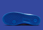 Nike Air Force 1 Low 07 White Game Royal 2026 en cuir blanc avec détails bleus et semelle Nike Air iconique. vue semelle