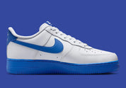 Nike Air Force 1 Low 07 White Game Royal 2026 en cuir blanc avec détails bleus et semelle Nike Air iconique. vue de profil intérieur