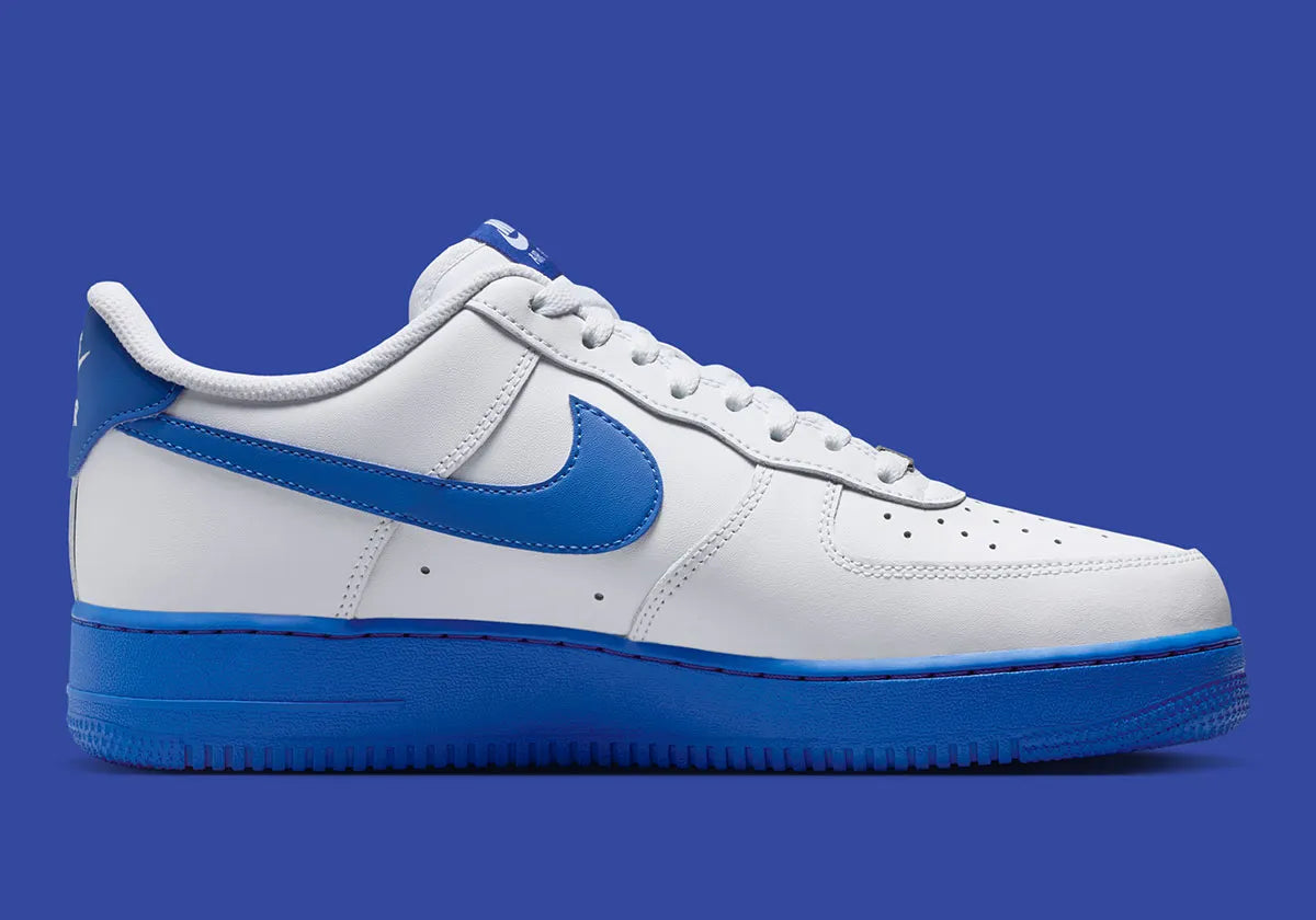Nike Air Force 1 Low 07 White Game Royal 2026 en cuir blanc avec détails bleus et semelle Nike Air iconique. vue de profil intérieur