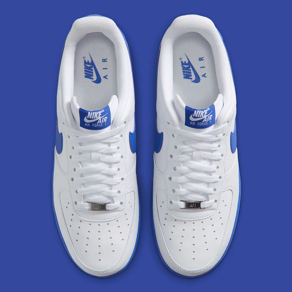 Nike Air Force 1 Low 07 White Game Royal 2026 en cuir blanc avec détails bleus et semelle Nike Air iconique. vue de dessus
