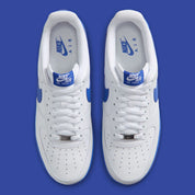 Nike Air Force 1 Low 07 White Game Royal 2026 en cuir blanc avec détails bleus et semelle Nike Air iconique. vue de dessus