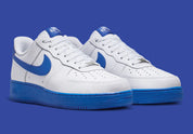 Nike Air Force 1 Low 07 White Game Royal 2026 en cuir blanc avec détails bleus et semelle Nike Air iconique. vue de 3/4