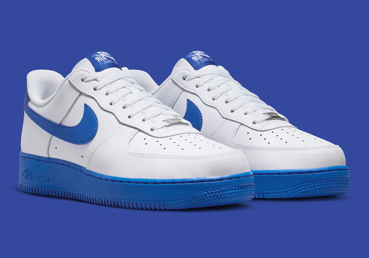 Nike Air Force 1 Low 07 White Game Royal 2026 en cuir blanc avec détails bleus et semelle Nike Air iconique. vue de 3/4