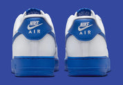 Nike Air Force 1 Low 07 White Game Royal 2026 en cuir blanc avec détails bleus et semelle Nike Air iconique. vue de derrière