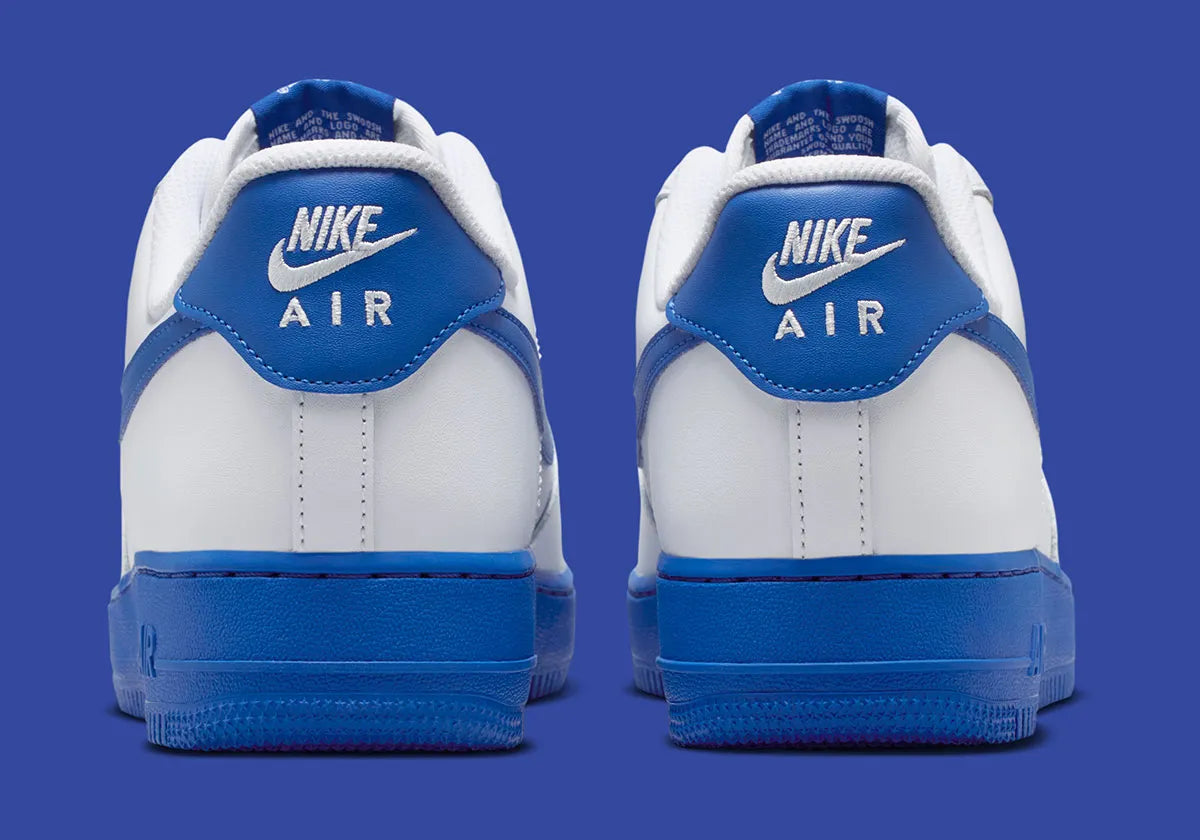 Nike Air Force 1 Low 07 White Game Royal 2026 en cuir blanc avec détails bleus et semelle Nike Air iconique. vue de derrière