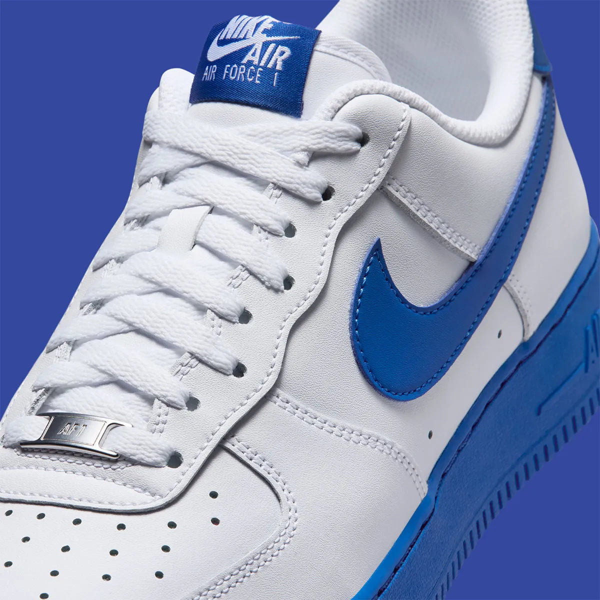 Nike Air Force 1 Low 07 White Game Royal 2026 en cuir blanc avec détails bleus et semelle Nike Air iconique. zoom avant de la chaussure