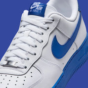 Nike Air Force 1 Low 07 White Game Royal 2026 en cuir blanc avec détails bleus et semelle Nike Air iconique. zoom avant de la chaussure