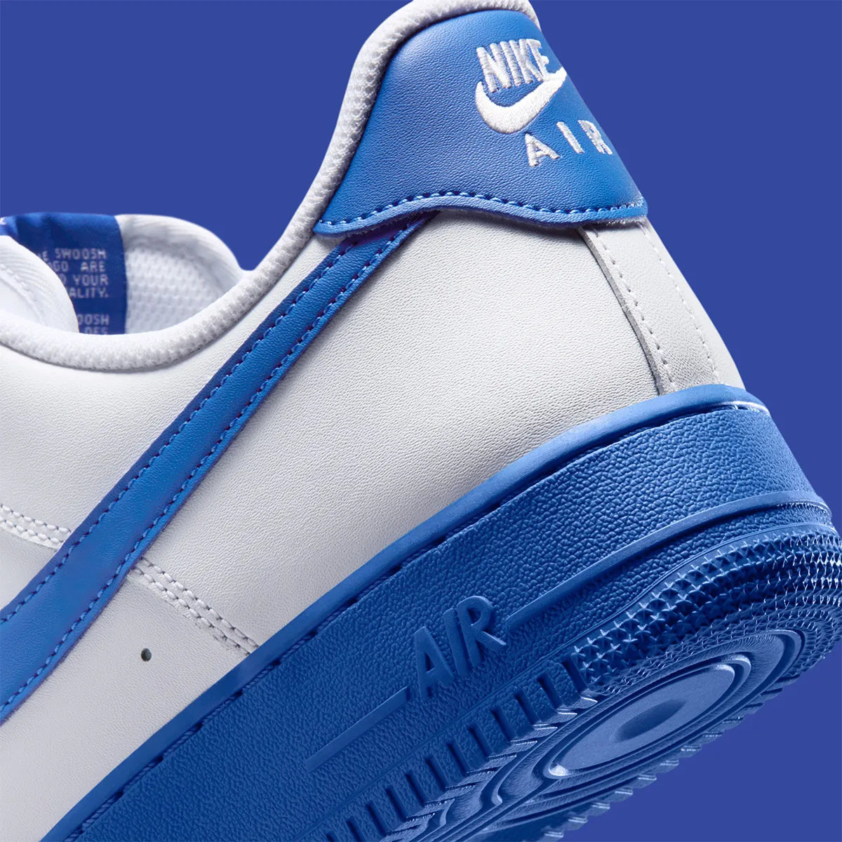 Nike Air Force 1 Low 07 White Game Royal 2026 en cuir blanc avec détails bleus et semelle Nike Air iconique. zoom arrière de la chaussure