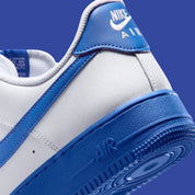Nike Air Force 1 Low 07 White Game Royal 2026 en cuir blanc avec détails bleus et semelle Nike Air iconique. zoom arrière de la chaussure