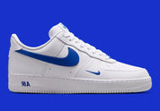 Nike Air Force 1 Low '07 blanche et Game Royal, avec tige en cuir, Swoosh effet fibre de carbone, amorti Nike Air et semelle en caoutchouc.