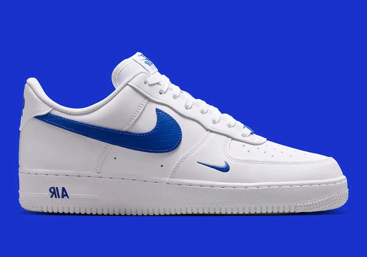 Nike Air Force 1 Low '07 blanche et Game Royal, avec tige en cuir, Swoosh effet fibre de carbone, amorti Nike Air et semelle en caoutchouc.