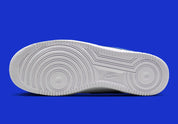 Nike Air Force 1 Low '07 blanche et Game Royal, avec tige en cuir, Swoosh effet fibre de carbone, amorti Nike Air et semelle en caoutchouc.
