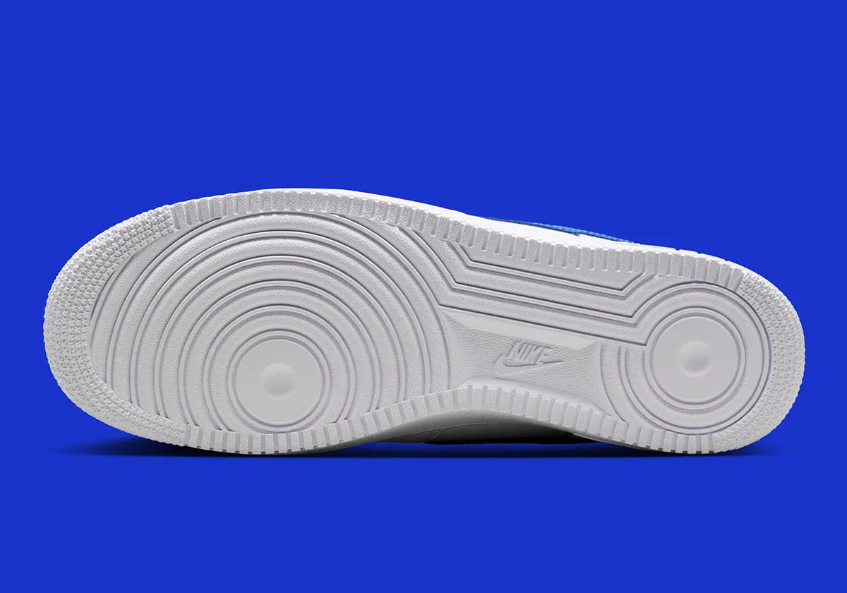 Nike Air Force 1 Low '07 blanche et Game Royal, avec tige en cuir, Swoosh effet fibre de carbone, amorti Nike Air et semelle en caoutchouc.