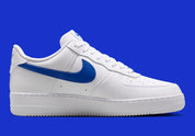 Nike Air Force 1 Low '07 blanche et Game Royal, avec tige en cuir, Swoosh effet fibre de carbone, amorti Nike Air et semelle en caoutchouc.