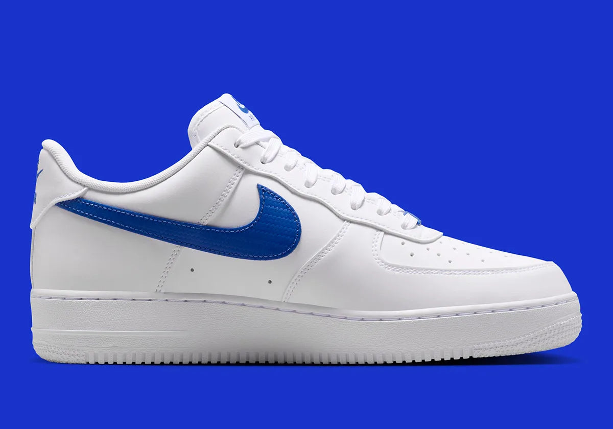 Nike Air Force 1 Low '07 blanche et Game Royal, avec tige en cuir, Swoosh effet fibre de carbone, amorti Nike Air et semelle en caoutchouc.