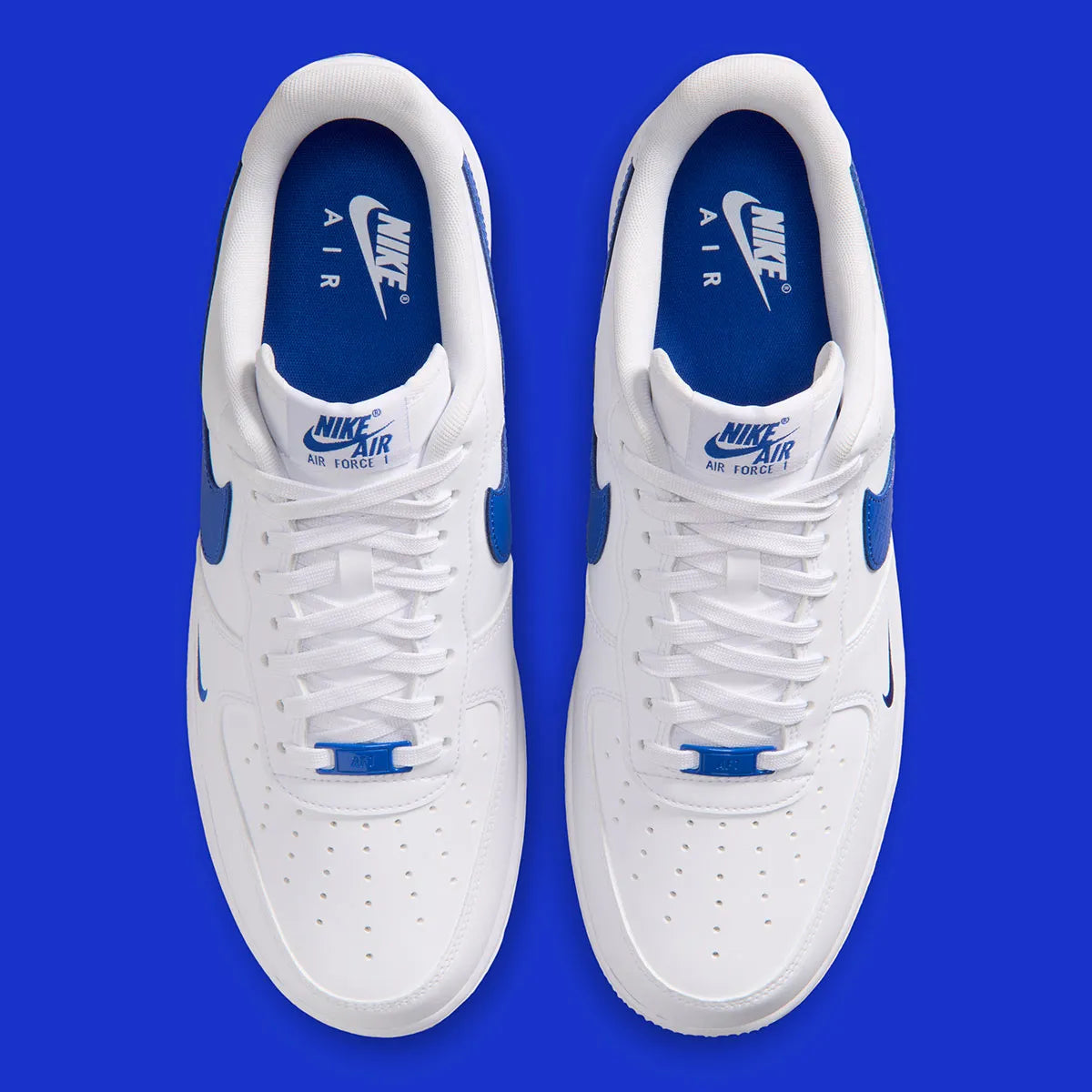 Nike Air Force 1 Low '07 blanche et Game Royal, avec tige en cuir, Swoosh effet fibre de carbone, amorti Nike Air et semelle en caoutchouc.