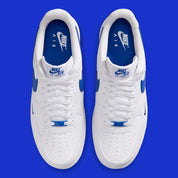 Nike Air Force 1 Low '07 blanche et Game Royal, avec tige en cuir, Swoosh effet fibre de carbone, amorti Nike Air et semelle en caoutchouc.
