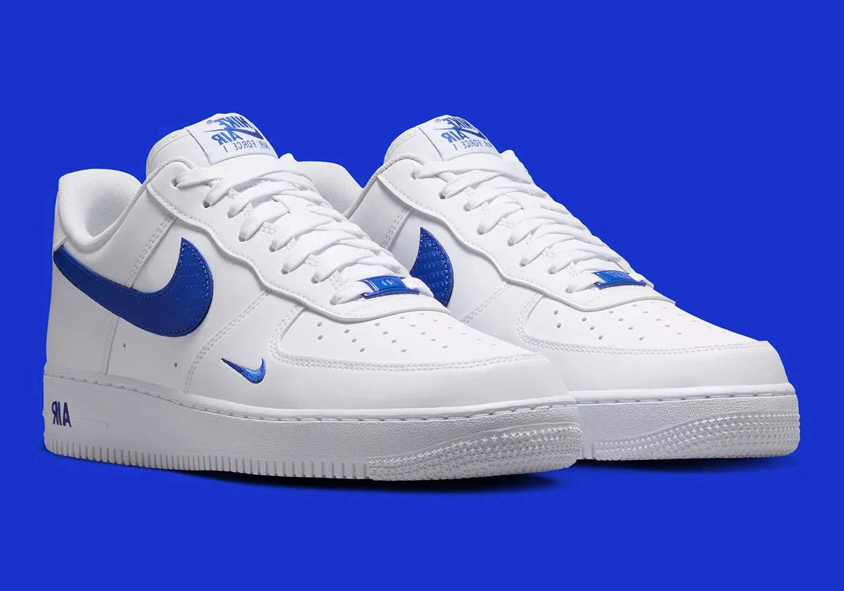 Nike Air Force 1 Low '07 blanche et Game Royal, avec tige en cuir, Swoosh effet fibre de carbone, amorti Nike Air et semelle en caoutchouc.