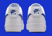 Nike Air Force 1 Low '07 blanche et Game Royal, avec tige en cuir, Swoosh effet fibre de carbone, amorti Nike Air et semelle en caoutchouc.