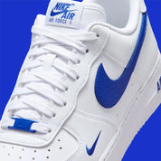 Nike Air Force 1 Low '07 blanche et Game Royal, avec tige en cuir, Swoosh effet fibre de carbone, amorti Nike Air et semelle en caoutchouc.