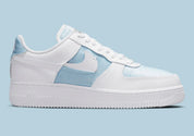 Air Force 1 LXX Glacier Blue, sneaker Nike bleu glacier et blanche avec panneaux en cuir et textile et Swoosh déconstruit.