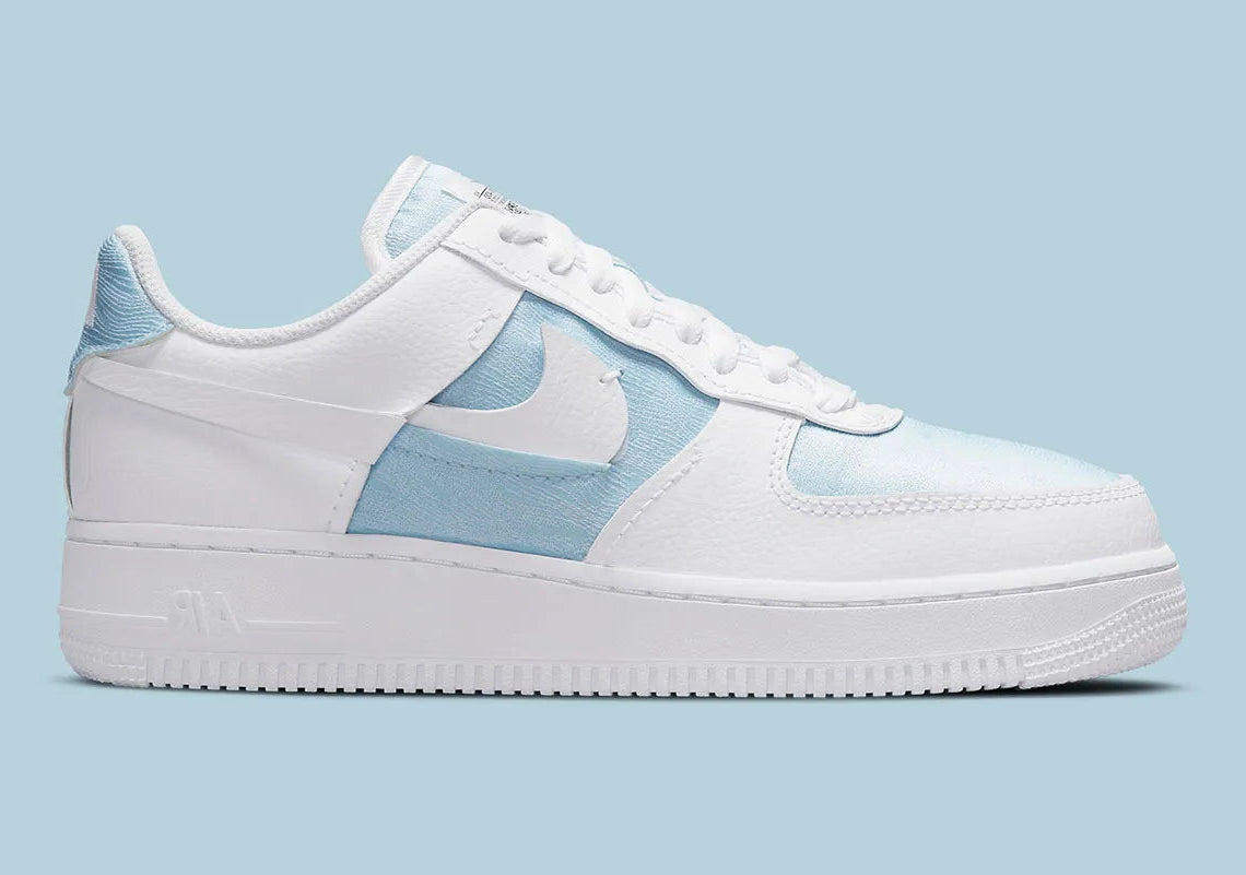 Air Force 1 LXX Glacier Blue, sneaker Nike bleu glacier et blanche avec panneaux en cuir et textile et Swoosh déconstruit.