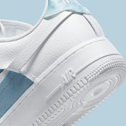 Air Force 1 LXX Glacier Blue, sneaker Nike bleu glacier et blanche avec panneaux en cuir et textile et Swoosh déconstruit.