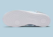 Air Force 1 LXX Glacier Blue, sneaker Nike bleu glacier et blanche avec panneaux en cuir et textile et Swoosh déconstruit.