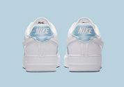 Air Force 1 LXX Glacier Blue, sneaker Nike bleu glacier et blanche avec panneaux en cuir et textile et Swoosh déconstruit.