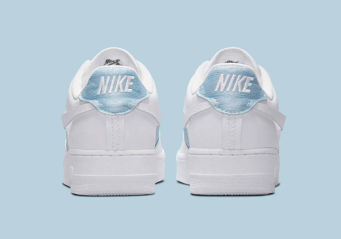 Air Force 1 LXX Glacier Blue, sneaker Nike bleu glacier et blanche avec panneaux en cuir et textile et Swoosh déconstruit.