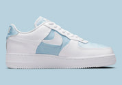 Air Force 1 LXX Glacier Blue, sneaker Nike bleu glacier et blanche avec panneaux en cuir et textile et Swoosh déconstruit.