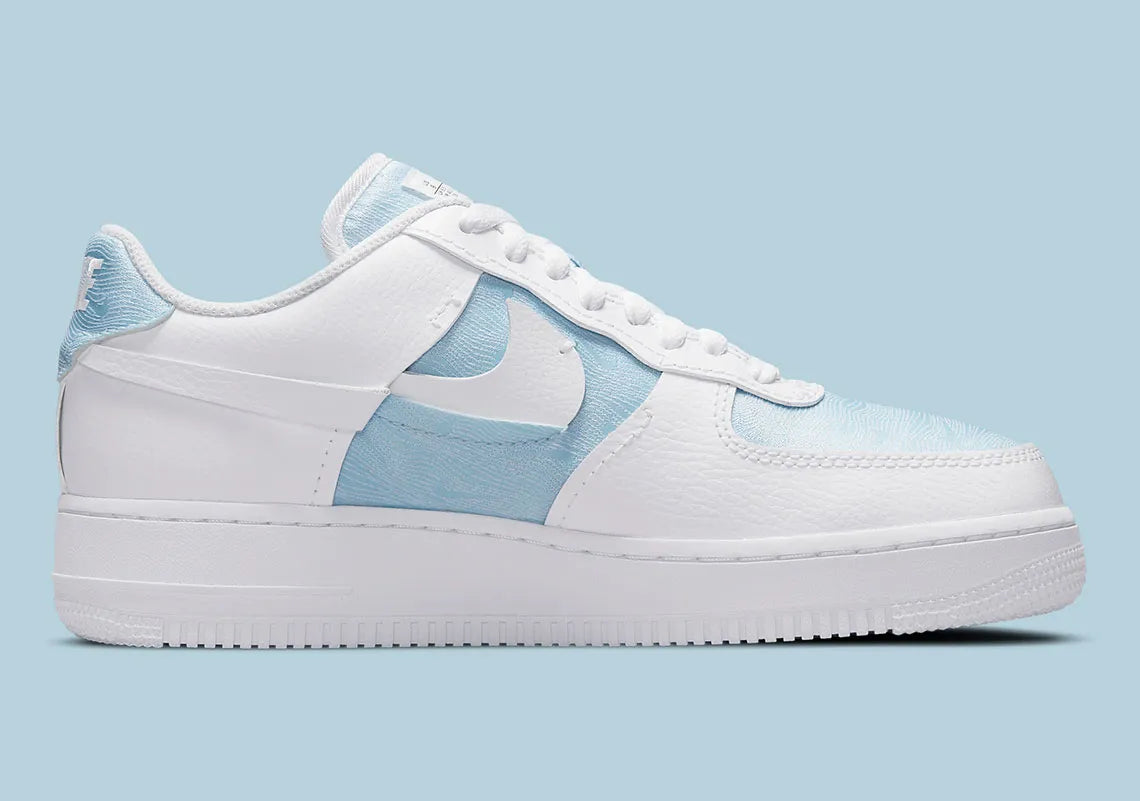 Air Force 1 LXX Glacier Blue, sneaker Nike bleu glacier et blanche avec panneaux en cuir et textile et Swoosh déconstruit.