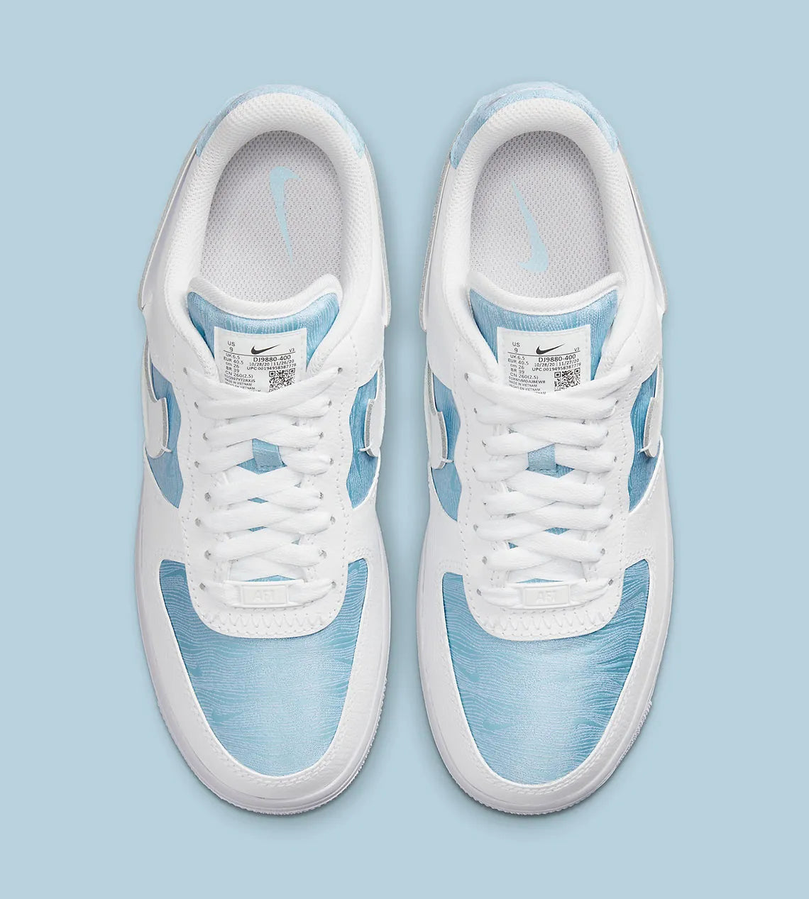 Air Force 1 LXX Glacier Blue, sneaker Nike bleu glacier et blanche avec panneaux en cuir et textile et Swoosh déconstruit.