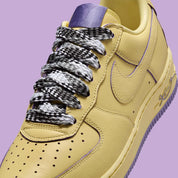 chaussure de rue air force 1 kobe mamba mentality jaune et magenta semelle confortable , vu de coté