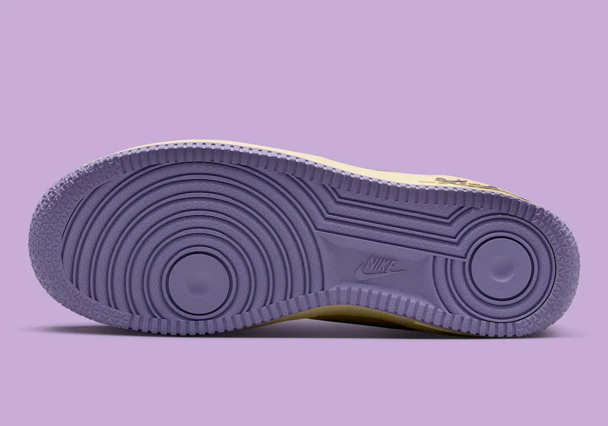 chaussure de rue air force 1 kobe mamba mentality jaune et magenta semelle confortable , vu du dessous