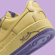 chaussure de rue air force 1 kobe mamba mentality jaune et magenta semelle confortable , vu de coté