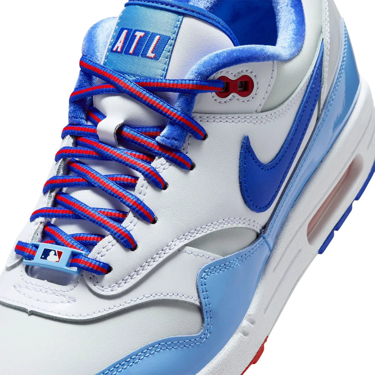 Nike Air Max 1 Atlanta Braves City Connect 2026 en mesh navy et rouge avec semelle Air visible et détails baseball exclusifs. zoom avant de la chaussure