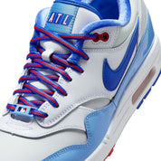 Nike Air Max 1 Atlanta Braves City Connect 2026 en mesh navy et rouge avec semelle Air visible et détails baseball exclusifs. zoom avant de la chaussure