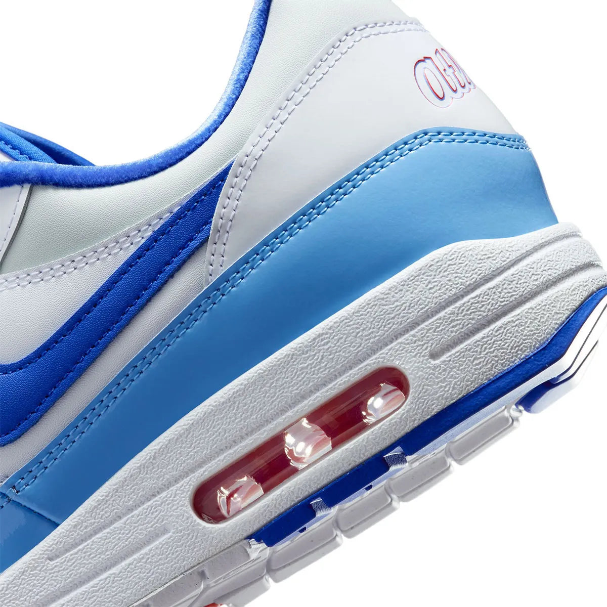 Nike Air Max 1 Atlanta Braves City Connect 2026 en mesh navy et rouge avec semelle Air visible et détails baseball exclusifs. zoom arrière de la chaussure