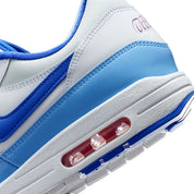 Nike Air Max 1 Atlanta Braves City Connect 2026 en mesh navy et rouge avec semelle Air visible et détails baseball exclusifs. zoom arrière de la chaussure