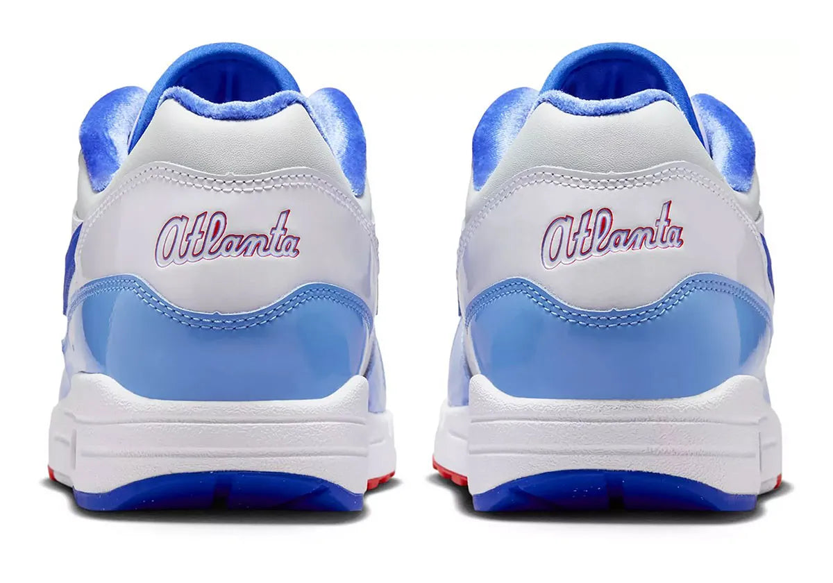 Nike Air Max 1 Atlanta Braves City Connect 2026 en mesh navy et rouge avec semelle Air visible et détails baseball exclusifs. vue arrière de la chaussure