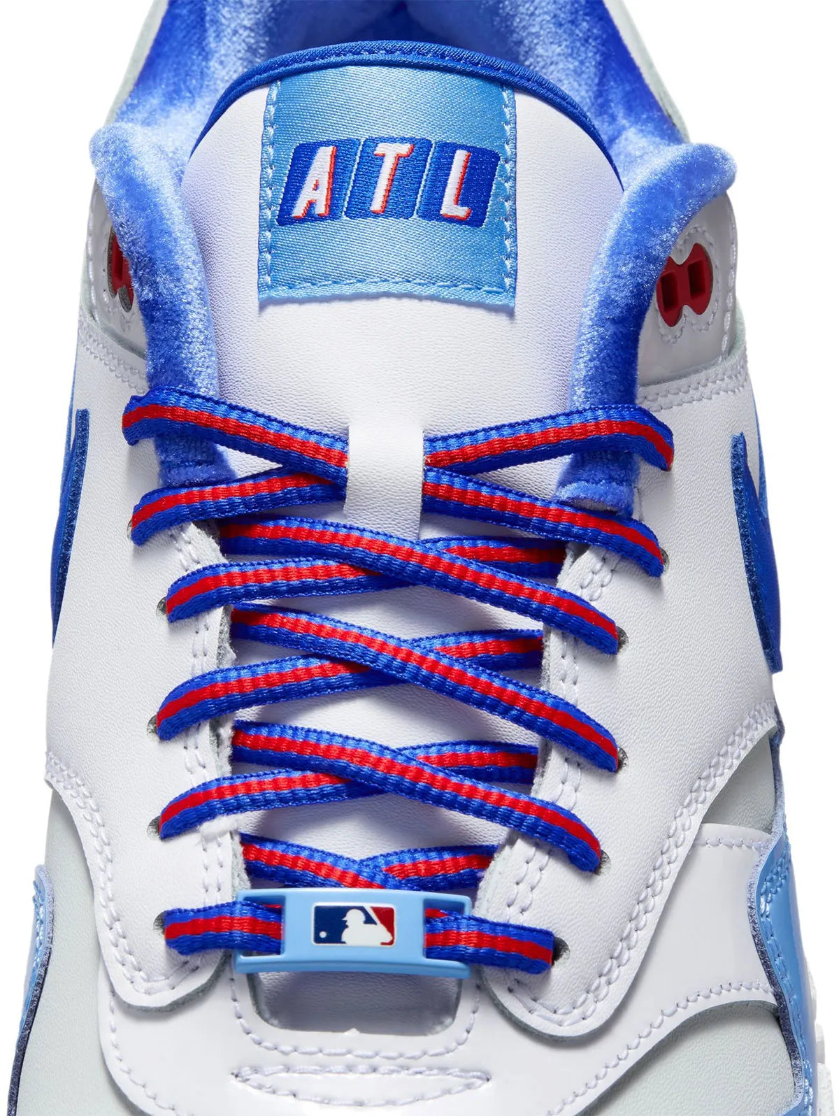 Nike Air Max 1 Atlanta Braves City Connect 2026 en mesh navy et rouge avec semelle Air visible et détails baseball exclusifs. zoom languette