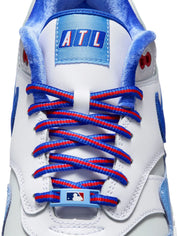 Nike Air Max 1 Atlanta Braves City Connect 2026 en mesh navy et rouge avec semelle Air visible et détails baseball exclusifs. zoom languette